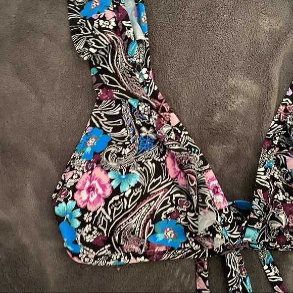 LARGE | Target Ruffled Bikini - Picture 2 of 2